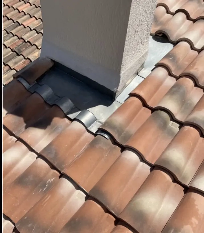 Pose d’un hébergement de cheminée en zinc au Bouscat par PU Couverture